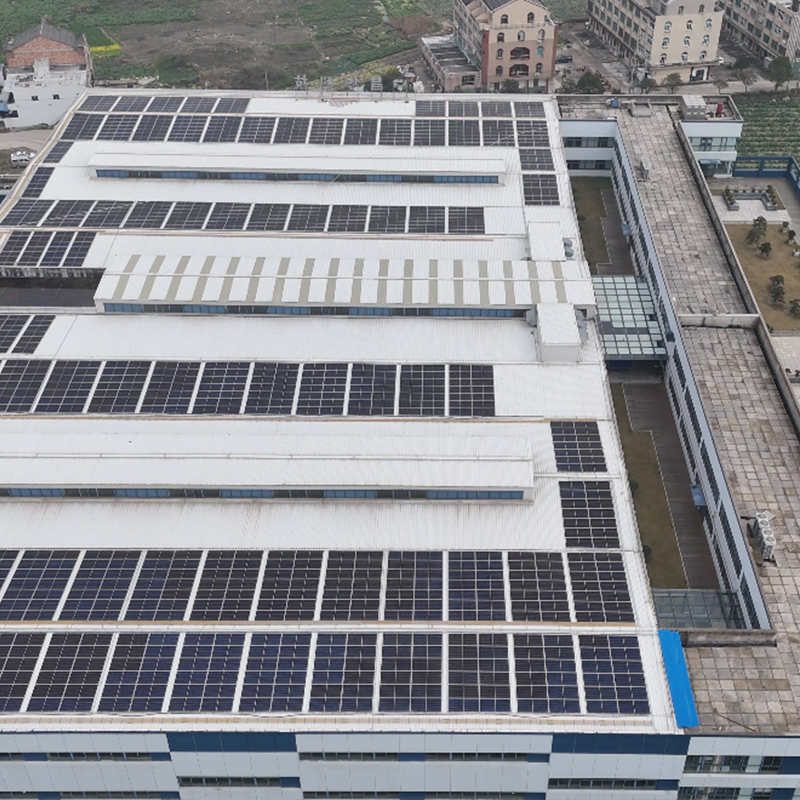 Sistema de montaje de paneles solares fotovoltaicos para techos de tejas de acero de colores