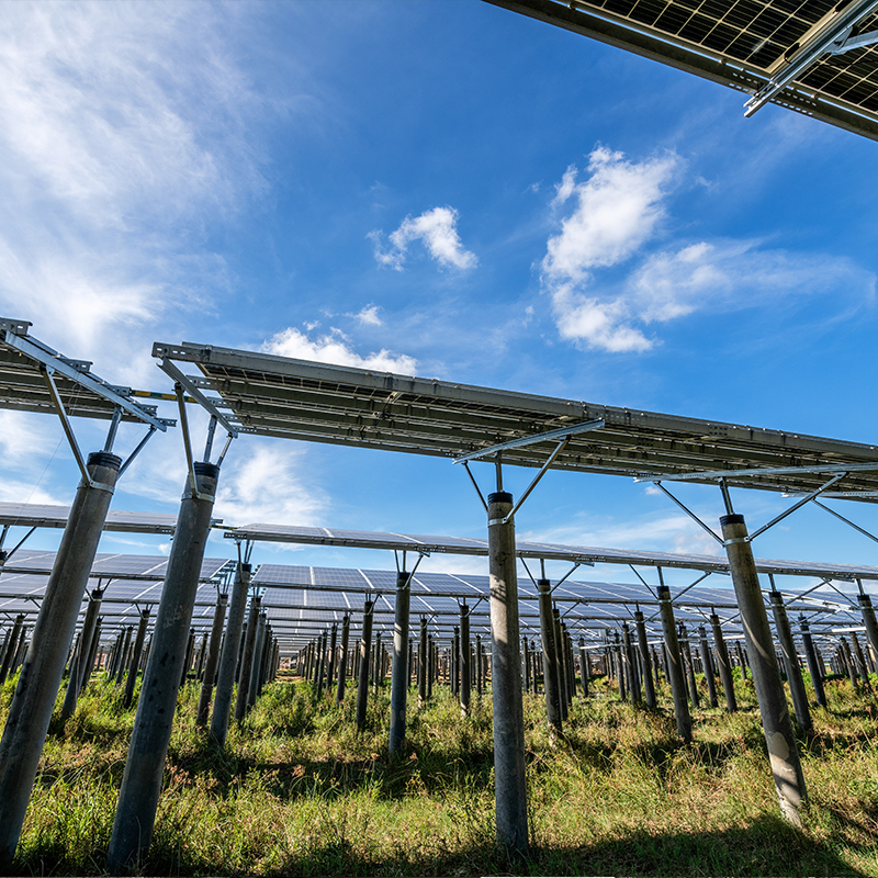Sistema de seguimiento fotovoltaico oblicuo de un solo eje