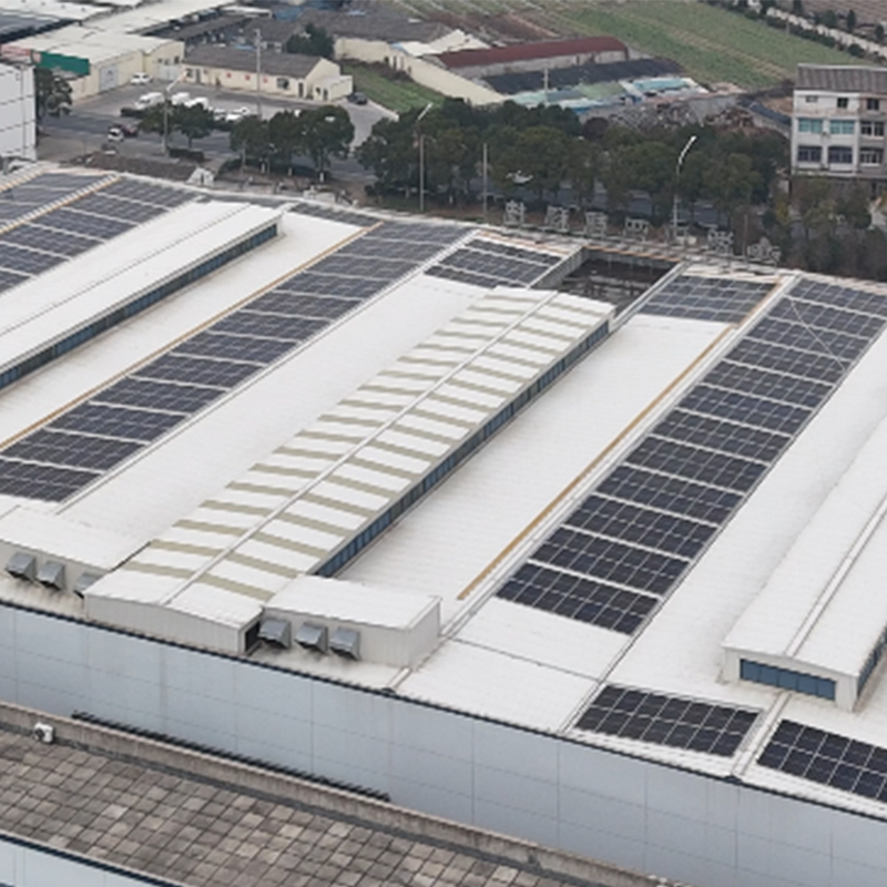Sistema de montaje de paneles solares fotovoltaicos para techos de tejas de acero de colores